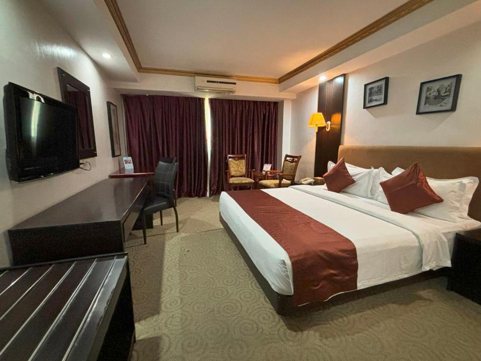 Lido De Paris Hotel Manila Kültér fotó